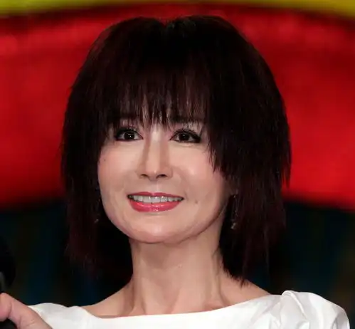 潘迎紫13岁出道曾嫁陈鸿烈,离婚后坚持不婚不育,今71岁像少女