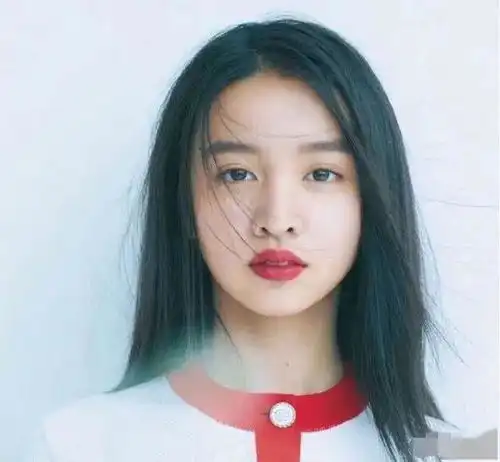 木村光希真大胆穿粉配绿刺绣裙出席活动,生图暴露了16岁颜值