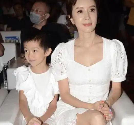 45岁女神金巧巧携女儿亮相,女儿剃寸头像个假小子,她仍风韵犹存