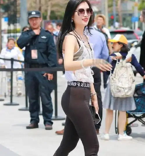打底裤美女高雅大气的打扮,穿出时尚的态度