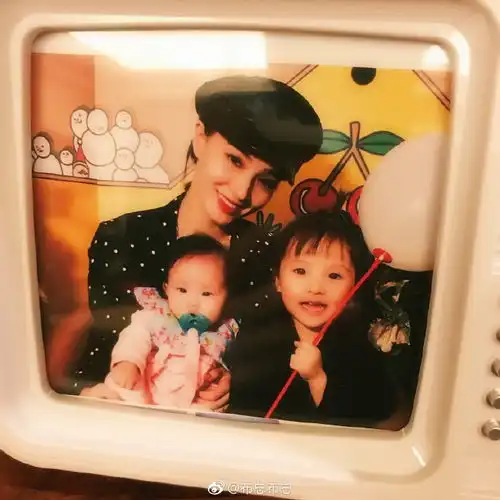 欧弟老婆晒小女儿第一次翻身,努力的小模样萌哭了,妈妈都笑翻了