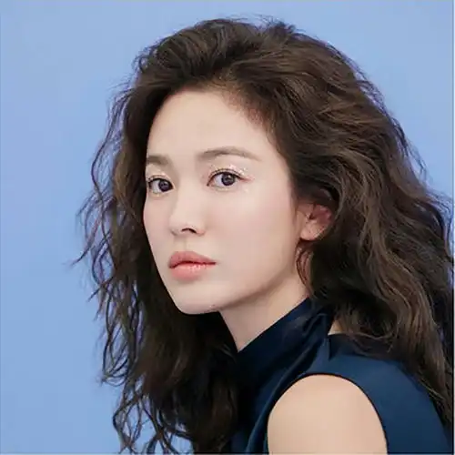 39岁宋慧乔依旧如少女般漂亮美貌性感挡不住,冻龄脸太惊艳