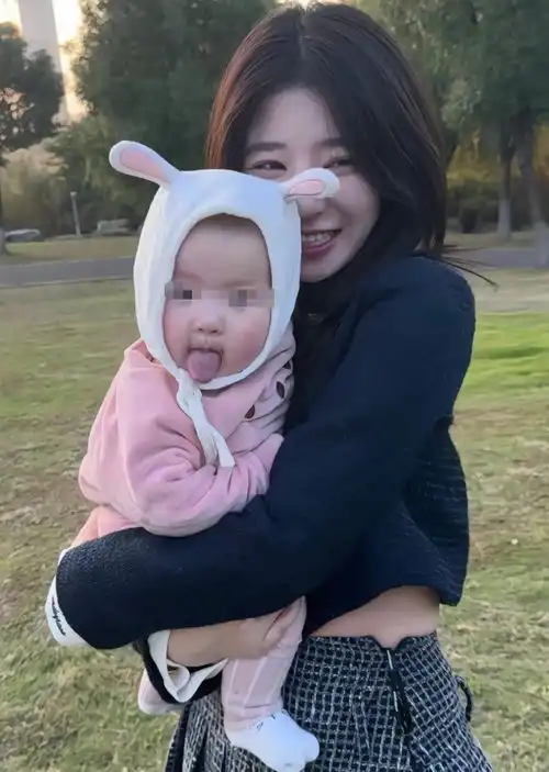 黄一鸣晒女儿跟奶奶互动视频,头像改成葱宝,说王思聪认可女儿了