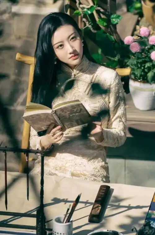 高领双圆襟缀花旗袍和简约珍珠发夹的组合走森系仙女风的路线,极具东方古典韵味