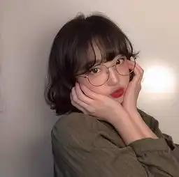 戴眼镜女生的短发