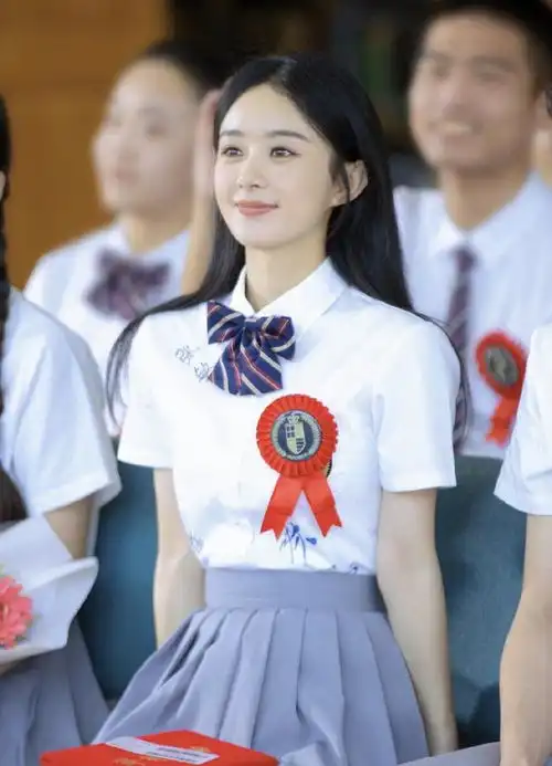 这回是校花赵丽颖,白色衬衫配百褶裙,青春活力校园氛围浓厚