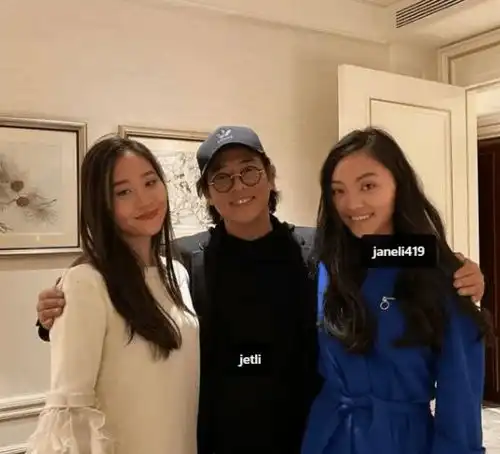 李连杰小女儿晒与姐姐近照浓妆艳抹打扮成熟,小女儿穿吊带身材丰腴