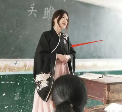 老师穿着洛丽塔去上课,孩子上课态度变积极,但家长很担忧