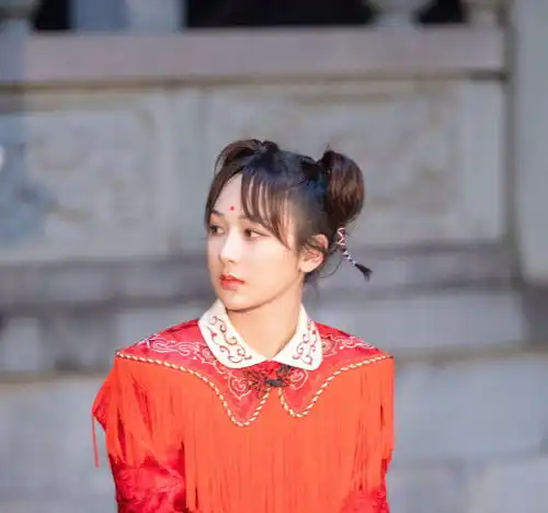 继家有儿女之后,杨紫再出红发造型,狂野女孩重现江湖