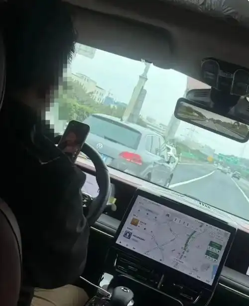 大义灭亲女子举报丈夫边开车边看美女视频,事后还在朋友圈炫耀