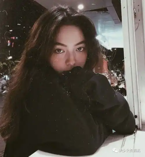 一张侧颜就火遍全网的越南美少女