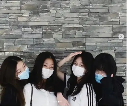 李嫣小号曝光,用王菲照片当头像,14岁穿露脐装大方露全脸