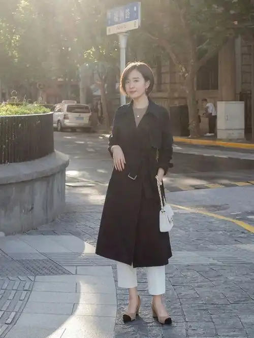 今春火了一种穿法,叫风衣烟管裤,显瘦又时髦,适合40女人
