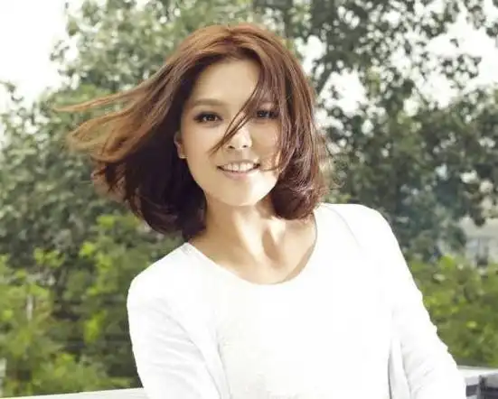 她曾迷倒胡歌,如今当妈依然少女感十足,两个儿子超呆萌