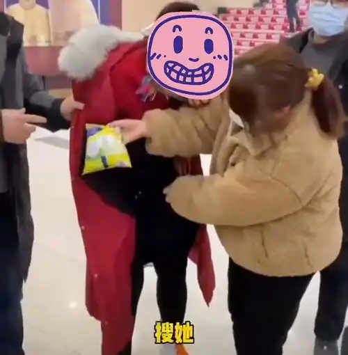 河南女子超市偷东西被当众搜身,委屈痛哭,网友超市侵犯人权