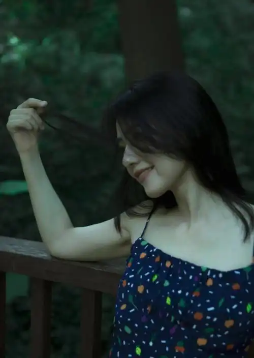 高圆圆穿吊带裙美照,身材纤瘦似仙女,一个细节显示真是个好妈妈