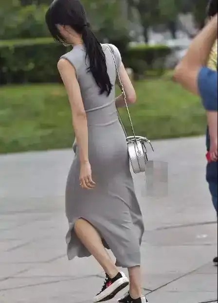 美女街拍紧身t字长裙的性感美女,迷人的背影多了几分遐想