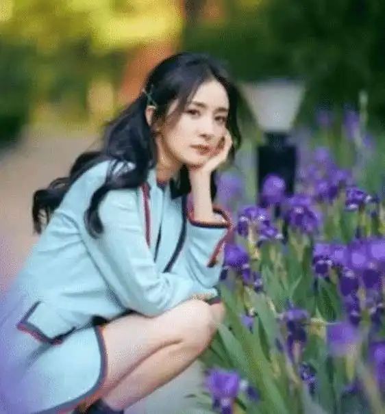 33岁杨幂越来越嫩,穿学生装一点不像辣妈,蹲下后让人心动