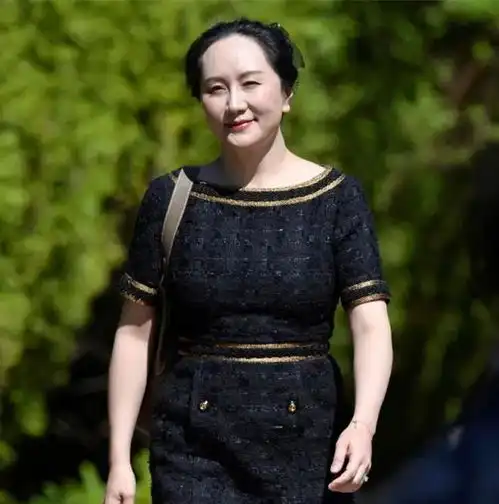 真正见过大场面的女人,很少会穿t恤短裤,看看孟晚舟就知道了