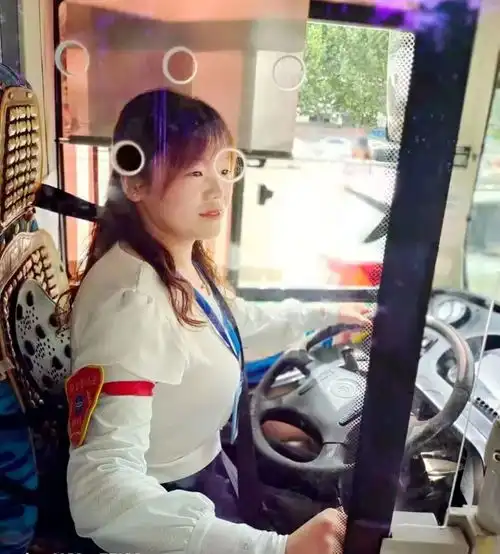 9岁女孩搭错车21路公交上演暖心一幕