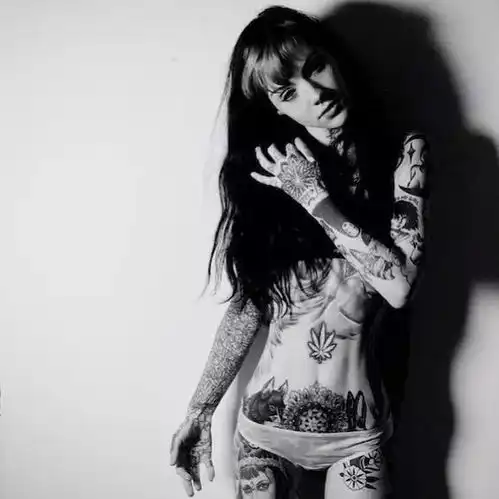 这个英国姑娘被称为黑暗精灵,她创造了一种独特的人体美学