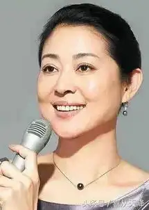 比倪萍还早被誉为中国第一女司仪的首批节目主持人李小玢