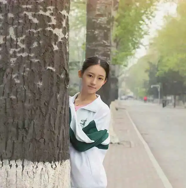 张雨婷在校时期靠美貌赢得校花称号,绿地事件并没让她失去求爱者