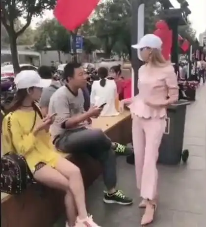 美女校花竟败给这个小伙,小伙你要火了