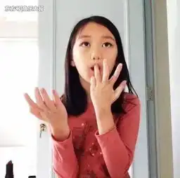李亚鹏独自推行李车,李嫣低头玩手机大长腿抢镜,气质很像王菲