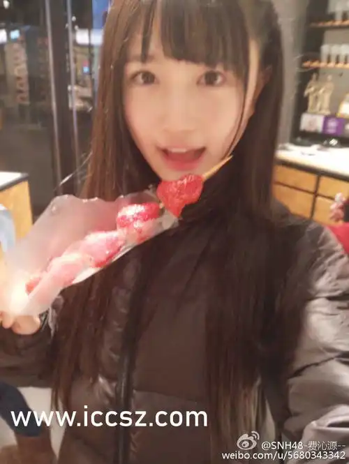 从后面进入老板送女员工回家,女孩被吻得受不了,妥协...