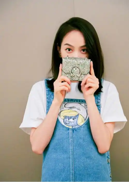 宋茜的清爽休闲风还真是俏皮浅色系服装设计,尽显满满少女韵味