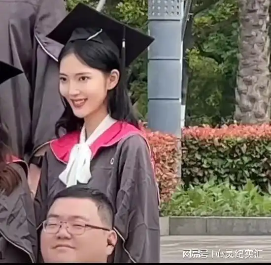 浙江传媒大学,一女大学生拍毕业照展示一秒变脸