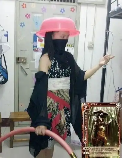 安徽80后博士cos三国杀女大学生围床单躺地