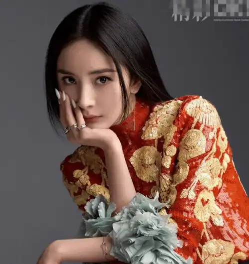 杨幂一组时尚大片出炉,风格多变女神范,红色刺绣长裙美若天仙