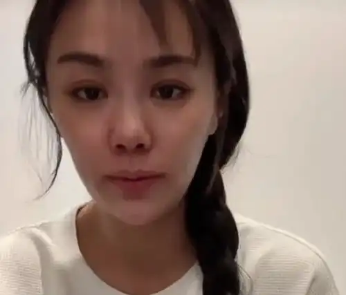 樊小慧否认被打住院,独自在房间emo,社交账号头像背景都黑了