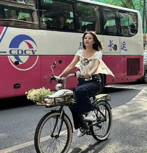 45岁高圆圆在成都骑自行车,一身黑白穿搭和25岁没变化,真抗衰