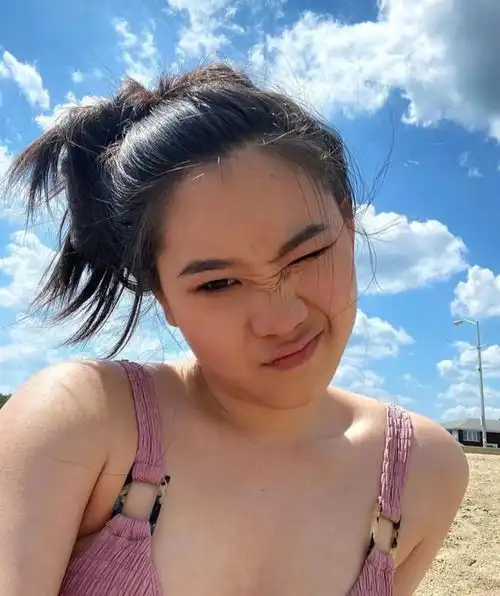 李连杰幼女越长越像利智穿包臀裙身材好的没话说,但气质输姐姐