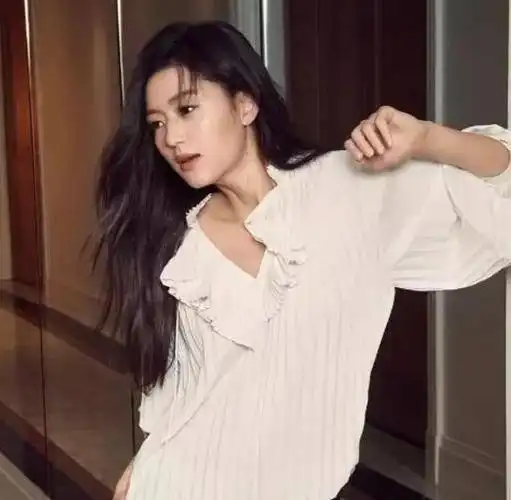 38岁的二胎妈妈全智贤,身材依旧秒杀一众少女,大长腿才是亮点