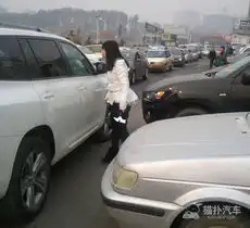 对方驾车抢行险刮蹭女司机持斧头理论