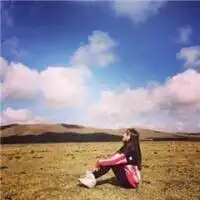 背向独走人海