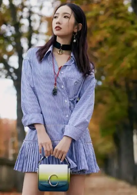 孟美岐海边放纵穿搭却似少女,背影可以看出实际身材
