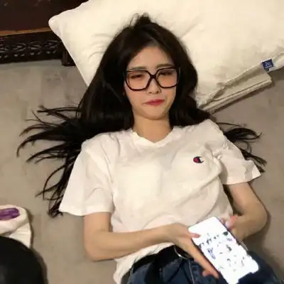 戴黑色眼框眼镜的女孩真人头像超气质网红美女