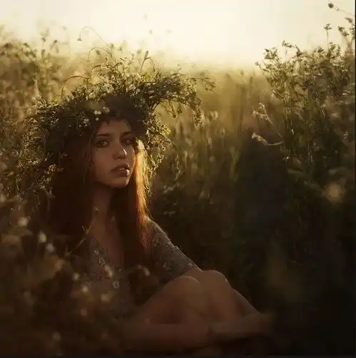 油画里走出来的少女拍出梦幻朦胧美的复古色调