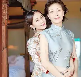 本以为刘亦菲妈妈够美了,看到宋祖儿妈妈,才知道什么叫美人如玉