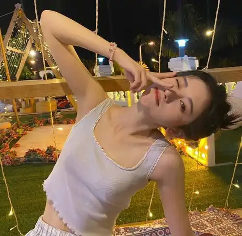 鞠婧祎现防拍妙招大晴天被三把伞层层包围,这么怕路人摄像头