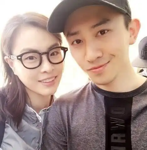 33岁吴敏霞现状嫁小一岁播音员老公,今穿孕妇装依旧美艳