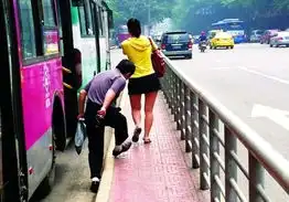中年男子蹲地勾腰偷窥短裙美女被拍图