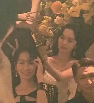 杨幂在宋茜身后偷比兔耳美女同框画面养眼