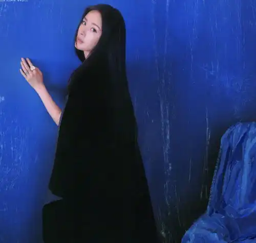杨幂油画风大片曝光,光脚丫披头发娇俏调皮,戴高级珠宝满身贵气