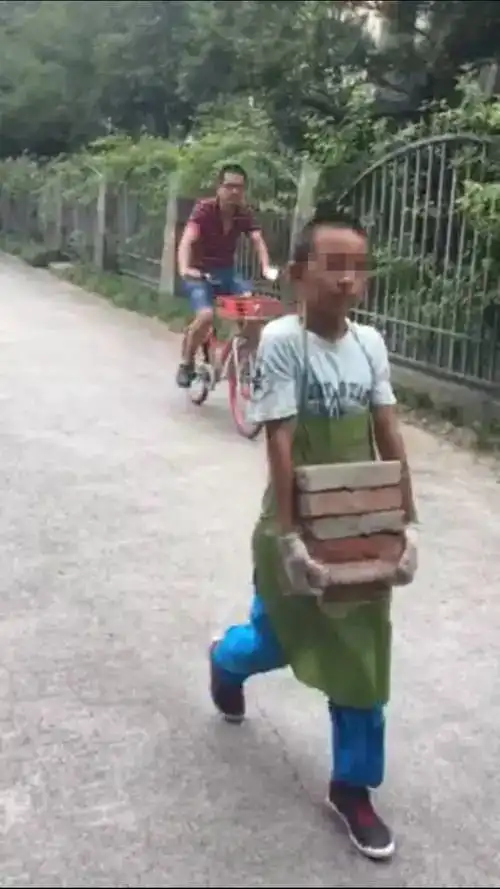 杭州男孩来来回回搬了一个暑假的砖自称锻炼身体,有人说爸爸在教导他,你见过他吗